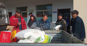 领新年福利 村民笑开颜