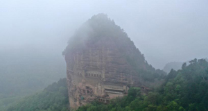 天空之眼瞰烟雨麦积山