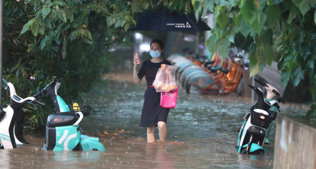 南宁遭遇暴雨袭击