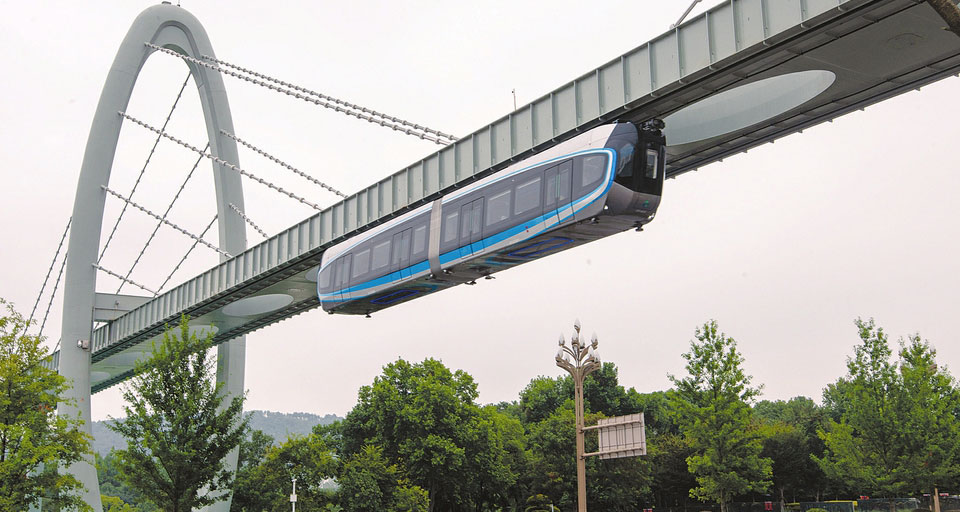 我国首条空轨线路开通运营