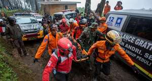 印尼火山喷发已致至少11人死亡