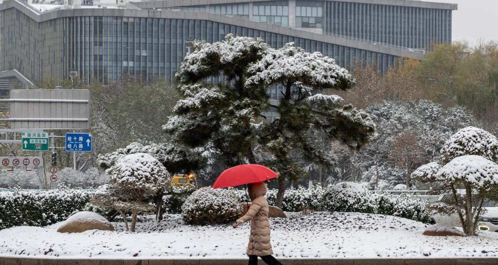 山东济南出现降温雨雪天气