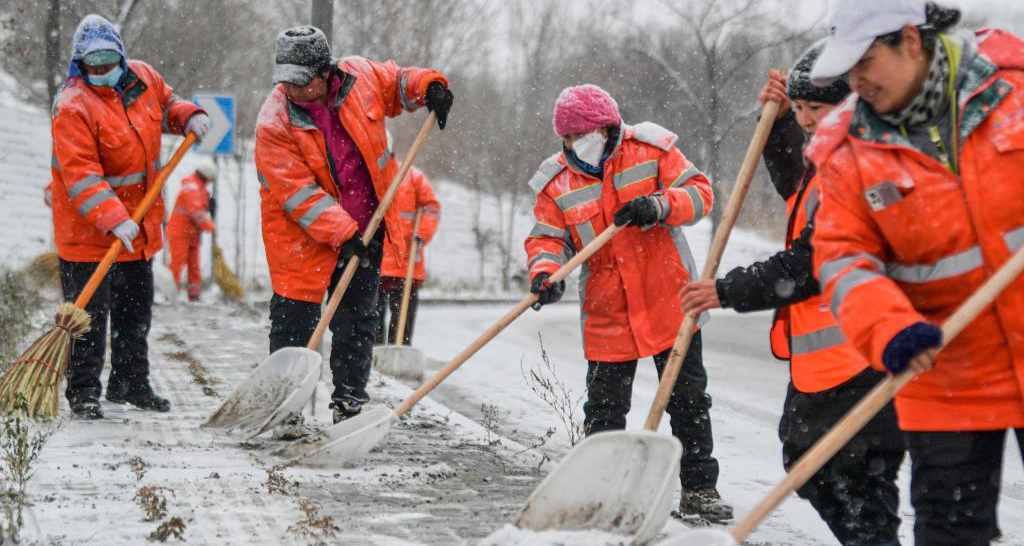 坚守风雪中 护佑平安路