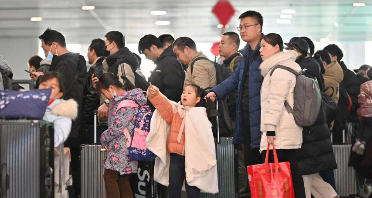 北京丰台站迎来春运客流高峰期