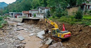 甘肃陇南：全力抢修受损农村公路