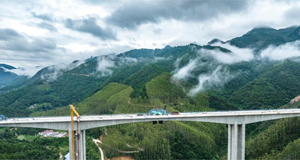 云南砚山那绍特大桥左幅顺利合龙